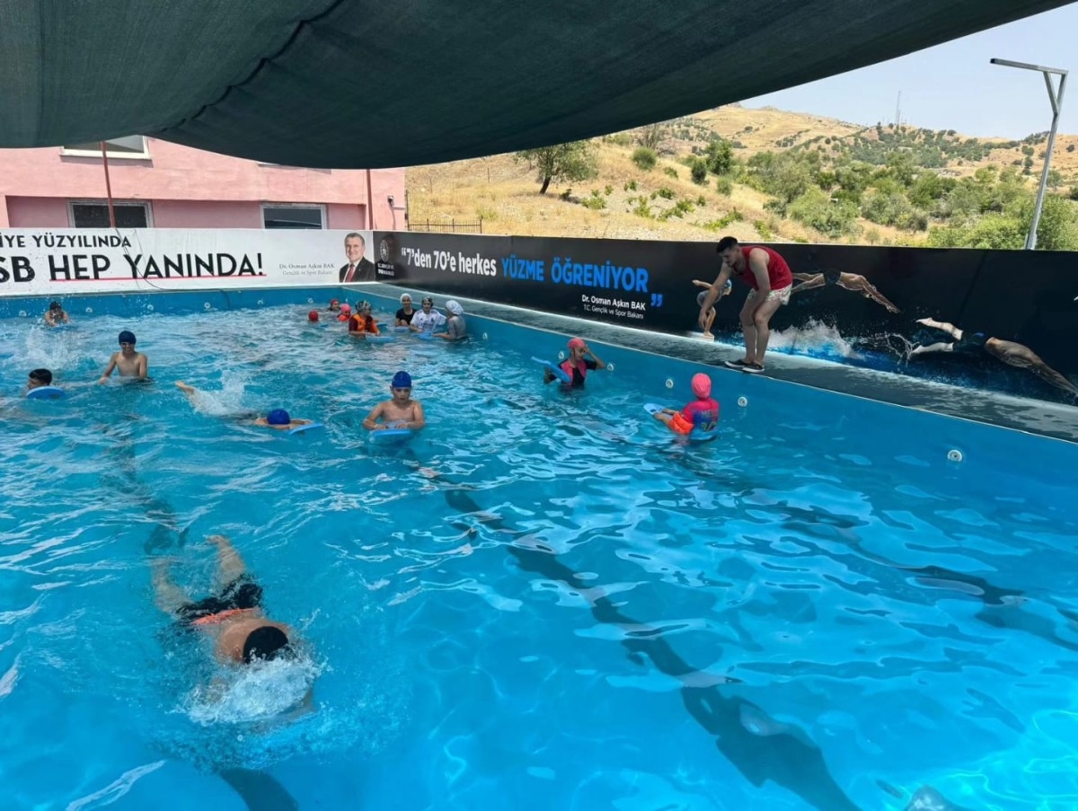 ‘Haydi Çocuklar Yüzmeye’ projesi GSB spor okullarında başladı