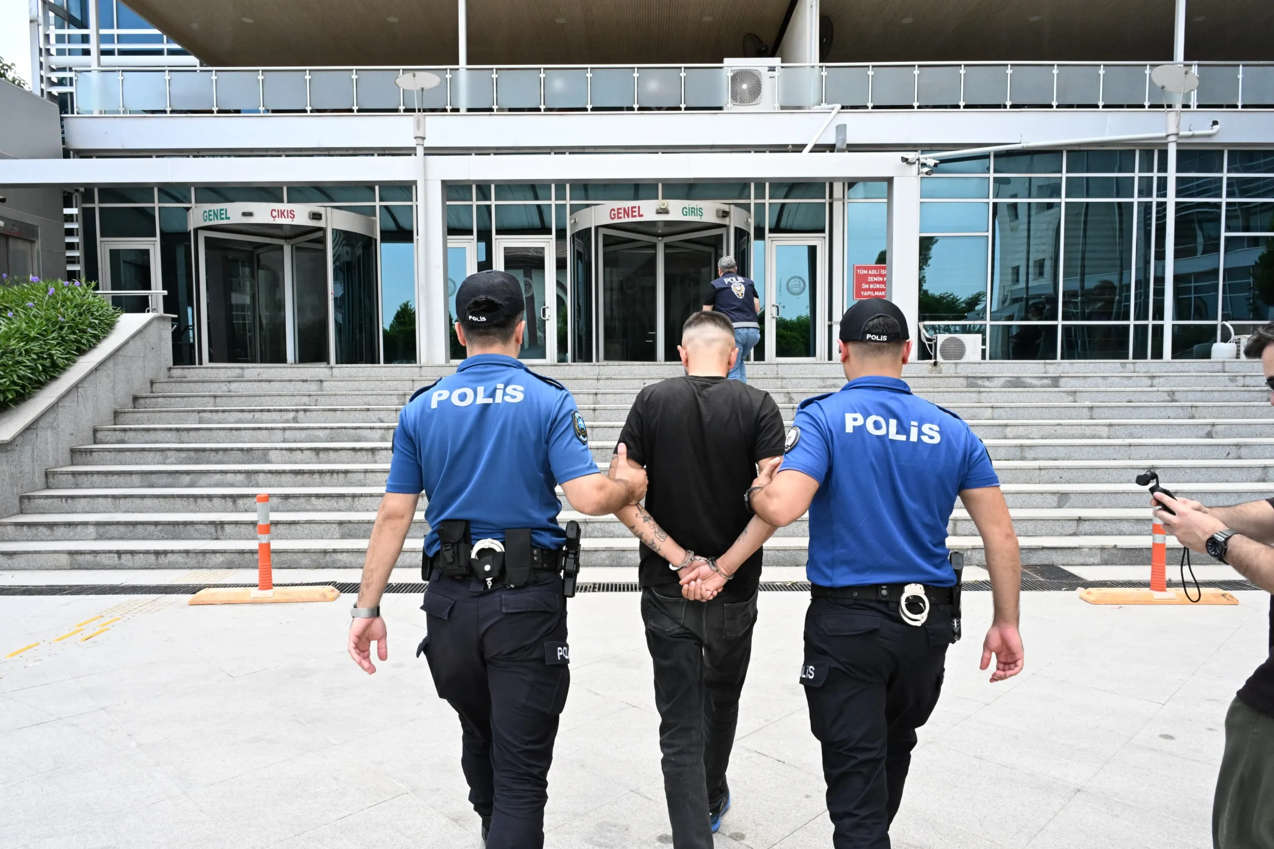 Mersin Emniyeti’nden Uluslararası Darbe: İNTERPOL’ün Kırmızı Bültenle Aradığı Zehir Taciri Çukurova Havalimanı’nda Enselendi!