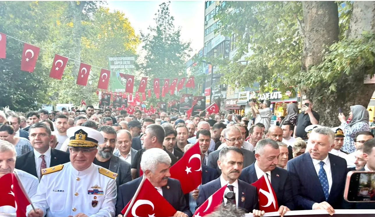 “İrade Bizim, Zafer Bizim” 15 Temmuz Demokrasi Kortej Yürüyüşü Yoğun Katılımla Gerçekleştirildi